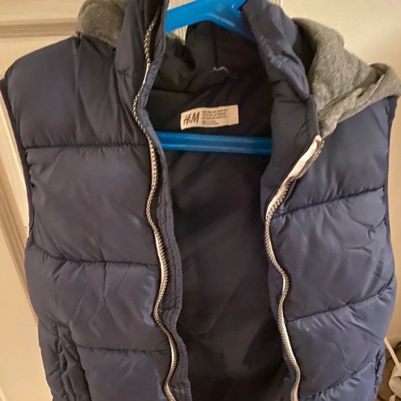 H&M Puffer Vest with a detachable hood - Picture 4 of 6